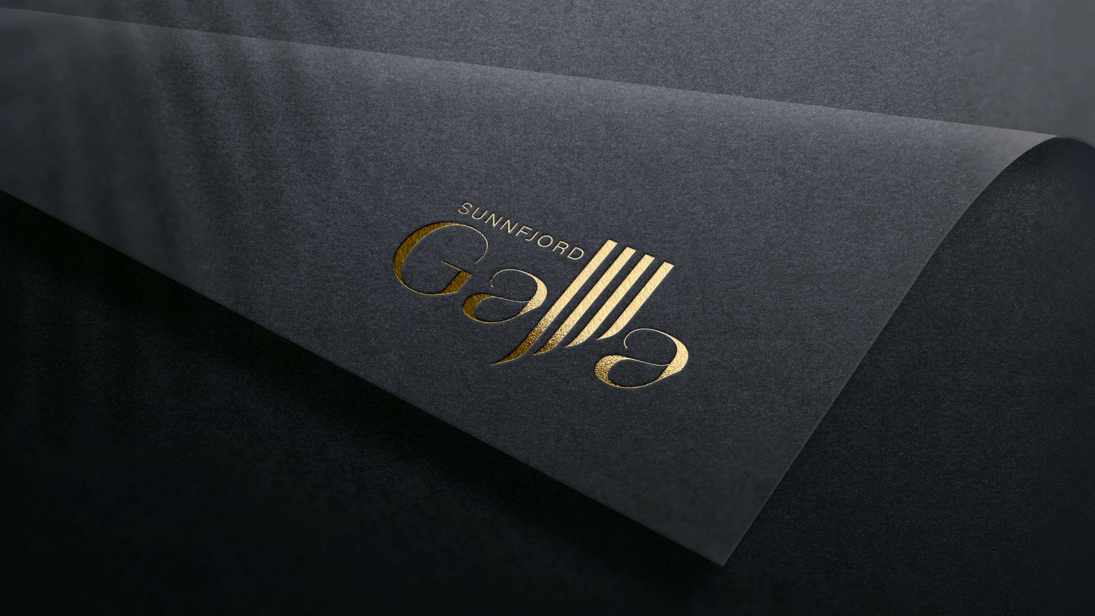 Gullfarga logo for Sunnfjord Galla pressa inn i mørkt papir